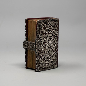 Los 821 - Silbereinband und Einbände - Weinrotes Maroquin über 4 Zierbünden mit dreiseitigem Goldschnitt. England um 1880 - 0 - thumb