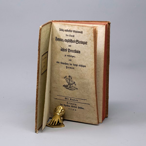 Los 920 - Völlig entdecktes Geheimnis der Kunst Fayence, - englisches Steingut und ächtes Porcellain zu verfertigen. Leipzig, Christian Gottlob Hilscher, 1793. - Erste Ausgabe - 0 - thumb