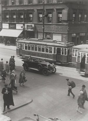 Los 4228 - Stone, Sasha and Cami - Berlin street scene - 0 - thumb